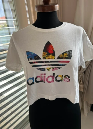 T-shirt Adidas donna in cotone con logo colorato / T-shirt femme en coton, merk: adidas, staat: Heel goed, maat: 16 jaar / 176 cm, € 10,00, € 11,20 inclusief Kopersbescherming