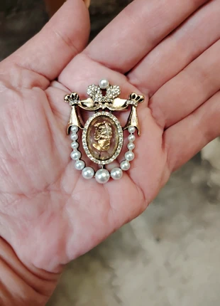 Broche camée vintage en cristal et perles d inspiration motif blason rustique, zustand: Sehr gut, 13,89 €, 15,28 € inklusive Vinted-Käuferschutz