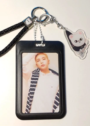 Hyunjin stray kids set: lomocard + black plastic pc holder with keychain + jiniret acrylic bag charm, marque: Stray Kids, état: Très bon état, 8,00 €, 9,10 € Protection acheteurs incluse