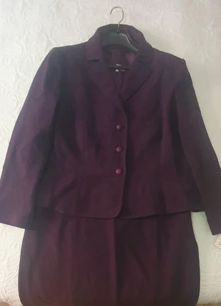 Traje de chaqueta y falda color morado Vestilinea, marque: VESTILINEA, état: Neuf avec étiquette, taille: 8XL / 56 / 28, 50,00 €, 53,20 € Protection acheteurs incluse