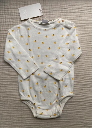 Langarmbody mit Lemonprint | Zara 74, brand: Zara, condizioni: Nuovo con cartellino, taglia: 9-12 mesi / 74 cm, €8.00, €9.10 include la Protezione acquisti