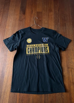 Maglietta t-shirt nera Adidas maniche corte University Washington Champions 2023, brand: adidas, condizioni: Ottime, taglia: M, €12.00, €13.30 include la Protezione acquisti