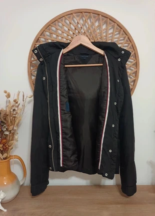 Chaqueta acolchada de la marca Tommy Hilfiger en color negro, con capucha, brand: Tommy Hilfiger, condizioni: Ottime, taglia: M / IT 42 / EU 38, €55.00, €58.45 include la Protezione acquisti