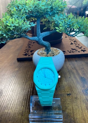 Montre turquoise avec cadran minimaliste et chiffres Arabe. Bracelet assorti en turquoise., marque: Quartz, état: Neuf sans étiquette, taille: 39–42 mm, 11,50 €, 12,78 € Protection acheteurs incluse