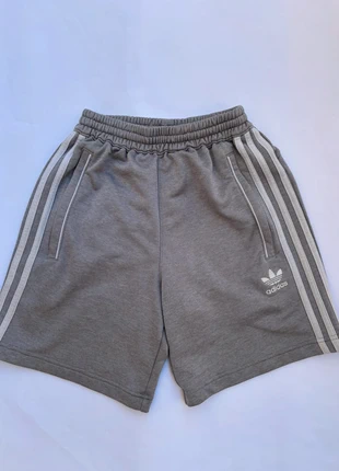 Adidas Originals - Short gris jogging en molleton logo brodé, marque: adidas, état: Très bon état, taille: XS, 25,00 €, 26,95 € Protection acheteurs incluse