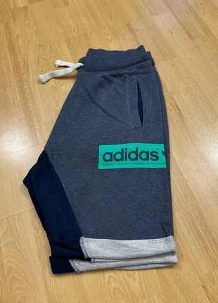 Short bleu Adidas - logo imprimé - taille S, marque: adidas, état: Très bon état, taille: S, 15,00 €, 16,45 € Protection acheteurs incluse