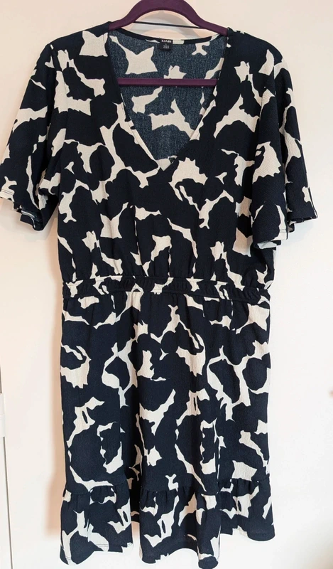 Robe neuve marine blanc