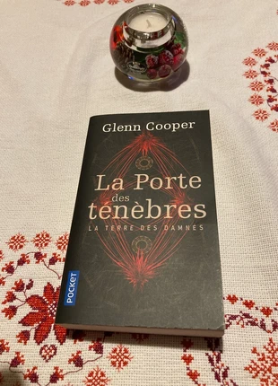 Livre La terre des damnés tome 1 La porte des ténèbres Glenn Cooper, staat: Goed, € 1,55, € 2,33 inclusief Kopersbescherming