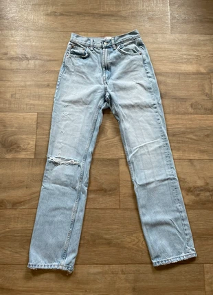 Blauwe jeans met gat Zara, marque: Zara, état: Neuf sans étiquette, taille: XS / 34 / 6, 10,00 €, 11,20 € Protection acheteurs incluse