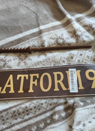 Pancarte en métal voie 9 3/4 harry Potter et baguette, marke: Harry Potter, zustand: Zufriedenstellend, 2,00 €, 2,80 € inklusive Vinted-Käuferschutz