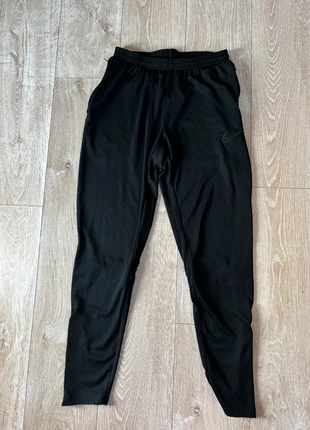 Jogging Nike noir Taille M, marque: Nike, état: Très bon état, taille: M, 20,00 €, 21,70 € Protection acheteurs incluse