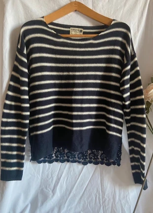 Maglione a righe blu e bianche con pizzo sul dietro, brand: Bershka, condizioni: Ottime, taglia: L / IT 44 / EU 40, €12.00, €13.30 include la Protezione acquisti
