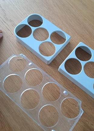 Supports à œufs pour frigo – lot 2 modèles (blanc + transparent), état: Très bon état, 6,00 €, 7,00 € Protection acheteurs incluse