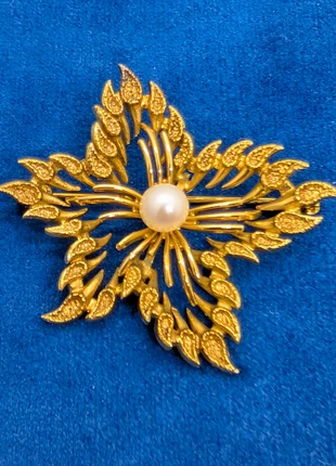 Broche en métal plaqué or laminé et perle de culture, merk: Vintage Dressing, staat: Heel goed, € 22,50, € 24,33 inclusief Kopersbescherming Pro