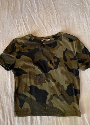 T-shirt mimetica Zara – Taglia S, marca: Zara, estado: Muito bom, tamanho: S / 36 / 8, €6.00, €7.00 inclui Proteção do Comprador