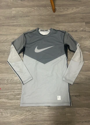 T shirt de sport Nike Pro, merk: Nike, staat: Heel goed, maat: M, € 15,00, € 16,45 inclusief Kopersbescherming