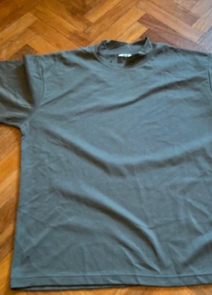 Tee shirt Uniqlo U, marca: Uniqlo, estado: Muy bueno, tamaño: L, 6,00 €, 7,00 € Protección al comprador incluida