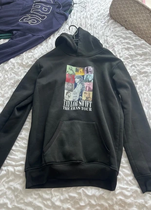 Pull Taylor Swift, marque: Taylor Swift, état: Très bon état, taille: M / 38 / 10, 16,00 €, 17,50 € Protection acheteurs incluse