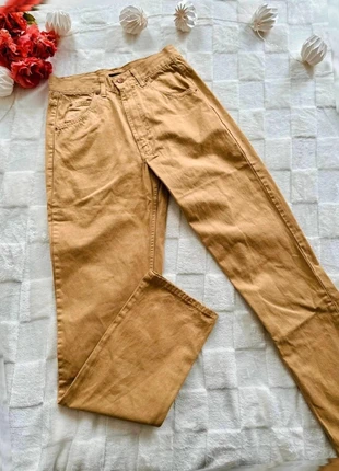 Jean coupe droite moutarde taille 38 Valentino Jeans, brand: Valentino, condizioni: Ottime, taglia: M, €25.00, €26.95 include la Protezione acquisti