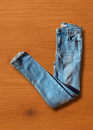 Jeans skinny lavaggio chiaro con fondo sfrangiato taglia S – Basic must-have, marca: Pull & Bear, estado: Muy bueno, tamaño: S / 36 / 8, 7,00 €, 8,05 € Protección al comprador incluida