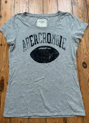 T-shirt gris Abercrombie & Fitch S – motif sequins football, marke: Abercrombie & Fitch, zustand: Sehr gut, größe: S / 36 / 8, 2,00 €, 2,80 € inklusive Vinted-Käuferschutz