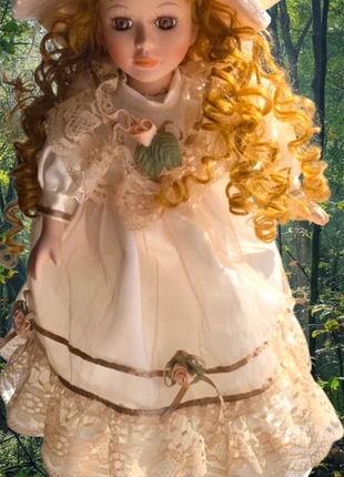 🌸 Poupée vintage rétro 40cm – élégante avec chapeau & boucle brune 🎀, staat: Heel goed, € 12,00, € 13,30 inclusief Kopersbescherming