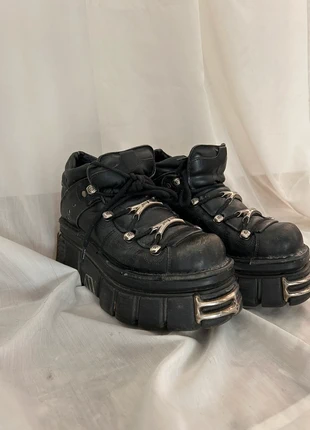 Newrock con placca in metallo, brand: New Rock, condizioni: Buone, taglia: 38, €248.00, €261.10 include la Protezione acquisti