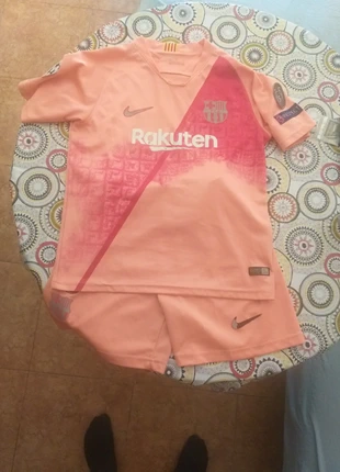 Equipacion fc Barcelona, merk: FC Barcelona, staat: Goed, maat: 13 jaar / 158 cm, € 7,00, € 8,05 inclusief Kopersbescherming