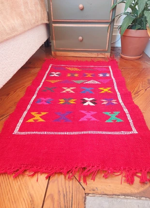 95 x 55 - Tapis kilim berbère rouge à motifs multicolores, 100% laine - Art tribal du Maroc, marke: Artisseuse, zustand: Sehr gut, 39,90 €, 42,60 € beinhaltet Vinted-Käuferschutz Pro
