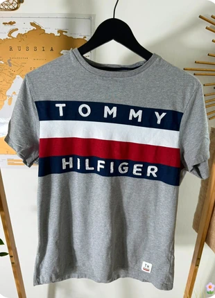Tee-shirt Tommy Hilfiger gris avec logo sur le torse Taille S, marke: Tommy Hilfiger, zustand: Sehr gut, größe: S, 5,00 €, 5,95 € beinhaltet Vinted-Käuferschutz Pro