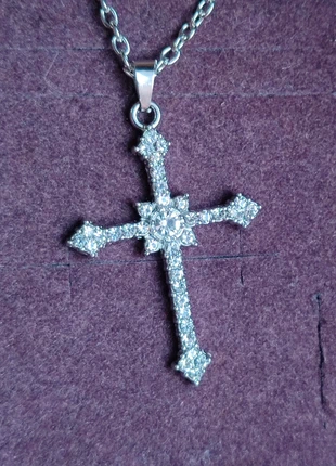 Collana con pendente a croce tempestato di zirconi 💎, marque: boutique invicta, état: Neuf sans étiquette, 7,00 €, 8,05 € Protection acheteurs incluse