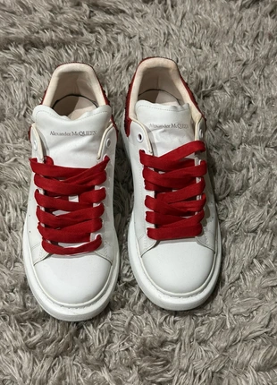 Alexander McQueen blanches et rouges - Taille 42 (unisexe), marque: Alexander McQueen, état: Très bon état, taille: 42, 50,00 €, 53,20 € Protection acheteurs incluse