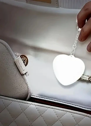 Porte clé avec petite lumière tactile en forme de coeur neuf., brand: sans marque, condizioni: Nuovo con cartellino, €15.00, €16.45 include la Protezione acquisti