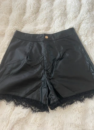 Short noir simili cuir avec dentelle – tendance & chic, brand: Shein, condition: Very good, size: S / 36 / 8, €3.50, €4.38 includes Buyer Protection