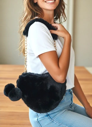 Sac noir fourrure et pompon - style Y2K – Fun & tendance avec chaine, marque: y2k, état: Très bon état, 14,00 €, 15,40 € Protection acheteurs (Pro) incluse