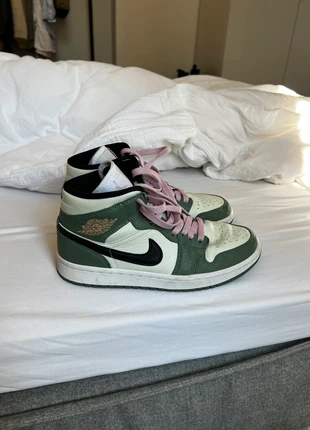 Nike Air Jordan 1 Mid (Grün/Weiß/Schwarz), marke: Jordan, zustand: Sehr gut, größe: 39, 60,00 €, 63,70 € inklusive Vinted-Käuferschutz