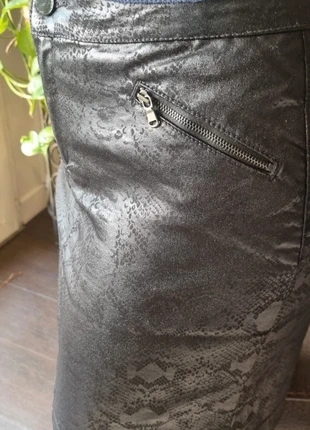 Minijupe Zapa noire effet serpent 38, marque: ZAPA, état: Neuf sans étiquette, taille: M / 38 / 10, 8,00 €, 9,10 € Protection acheteurs incluse