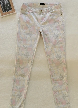Jean blanc fleurs summer vibes style tendance taille 38 🛼, brand: Jennyfer, condition: Good, size: M / 38 / 10, €5.00, €5.95 includes Buyer Protection