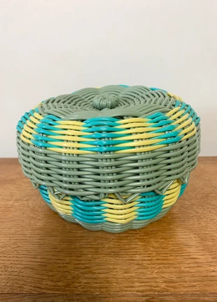 Petite boîte de rangement avec couvercle en scoubidou vintage #vintage, marke: Vintage, zustand: Sehr gut, 12,00 €, 13,30 € beinhaltet Vinted-Käuferschutz Pro