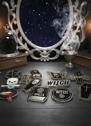 Lote de Pines Góticos y Místicos: Hechizos, Brujas y Calaveras, marca: Amazon, estado: Muito bom, €24.99, €26.94 inclui Proteção do Comprador