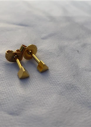 Boucles d’oreilles dorées discrètes en forme de triangles, marque: pas de marque, état: Très bon état, 3,00 €, 3,85 € Protection acheteurs incluse