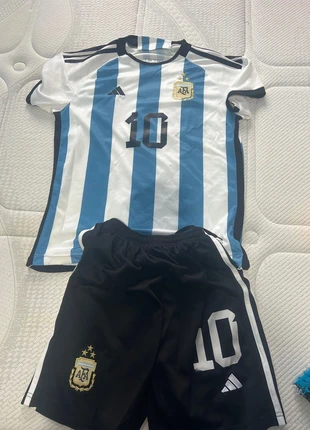 Conjunto fútbol, merk: adidas, staat: Heel goed, maat: 8 jaar / 128 cm, € 8,00, € 9,10 inclusief Kopersbescherming