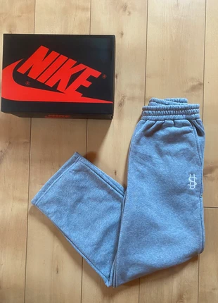 Jogging gris brodé Streetwear Large, marque: y2k, état: Neuf sans étiquette, taille: S, 30,00 €, 32,20 € Protection acheteurs incluse