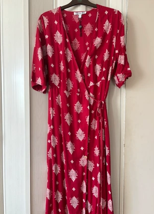 Robe enveloppe rouge motif cachemire, marque: Jennyfer, état: Neuf sans étiquette, taille: S / 36 / 8, 10,00 €, 11,20 € Protection acheteurs incluse