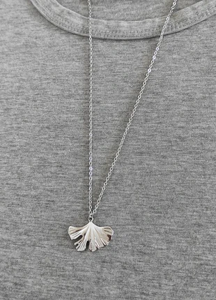Collier argenté avec pendentif feuille de ginkgo, chaîne et pendentif en acier inoxydable, condition: Very good, €11.00, €12.25 includes Buyer Protection