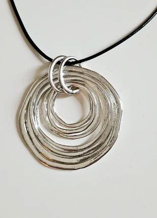 Zwarte ketting met zilverkleurige losse circels, staat: Heel goed, € 5,50, € 6,48 inclusief Kopersbescherming