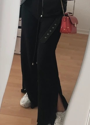 Bershka stoffhose schwarz mit schlitz herbst trend mit gürtel grösse xs, merk: Bershka, staat: Heel goed, maat: XS / 34 / 6, € 7,00, € 8,05 inclusief Kopersbescherming