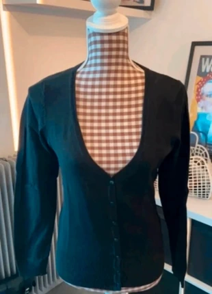 Cardigan noir col v boutons devant, marque: H&M, état: Très bon état, taille: M / 38 / 10, 10,00 €, 11,20 € Protection acheteurs incluse