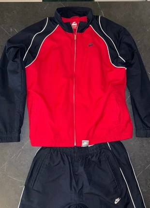 Tuta Nike rossa e blu, marke: Nike, zustand: Neu, größe: L, 52,70 €, 56,04 € inklusive Vinted-Käuferschutz