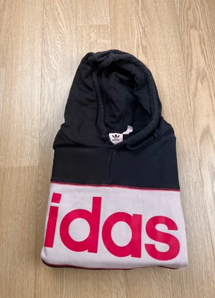 Pull à capuche bleu et rose Adidas| taille 40| très bon état, brand: adidas, condizioni: Ottime, taglia: L, €16.00, €17.50 include la Protezione acquisti
